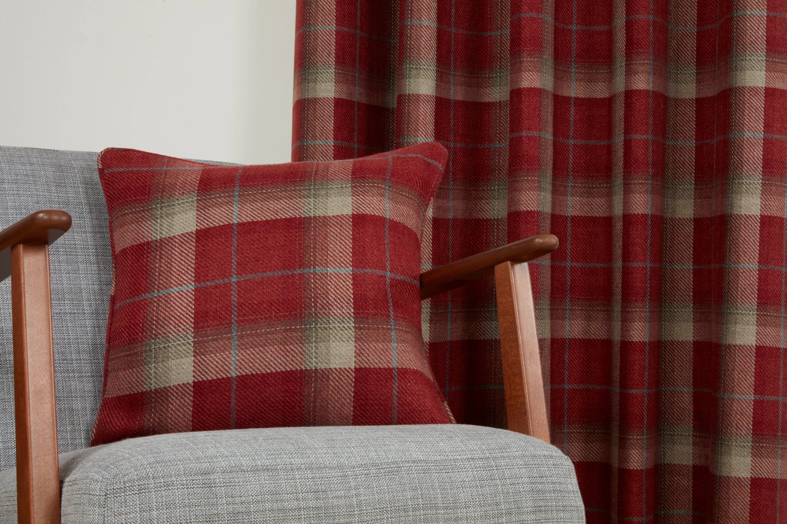 CARNOUSTIE RED EYELET CURTAINS - Image 4