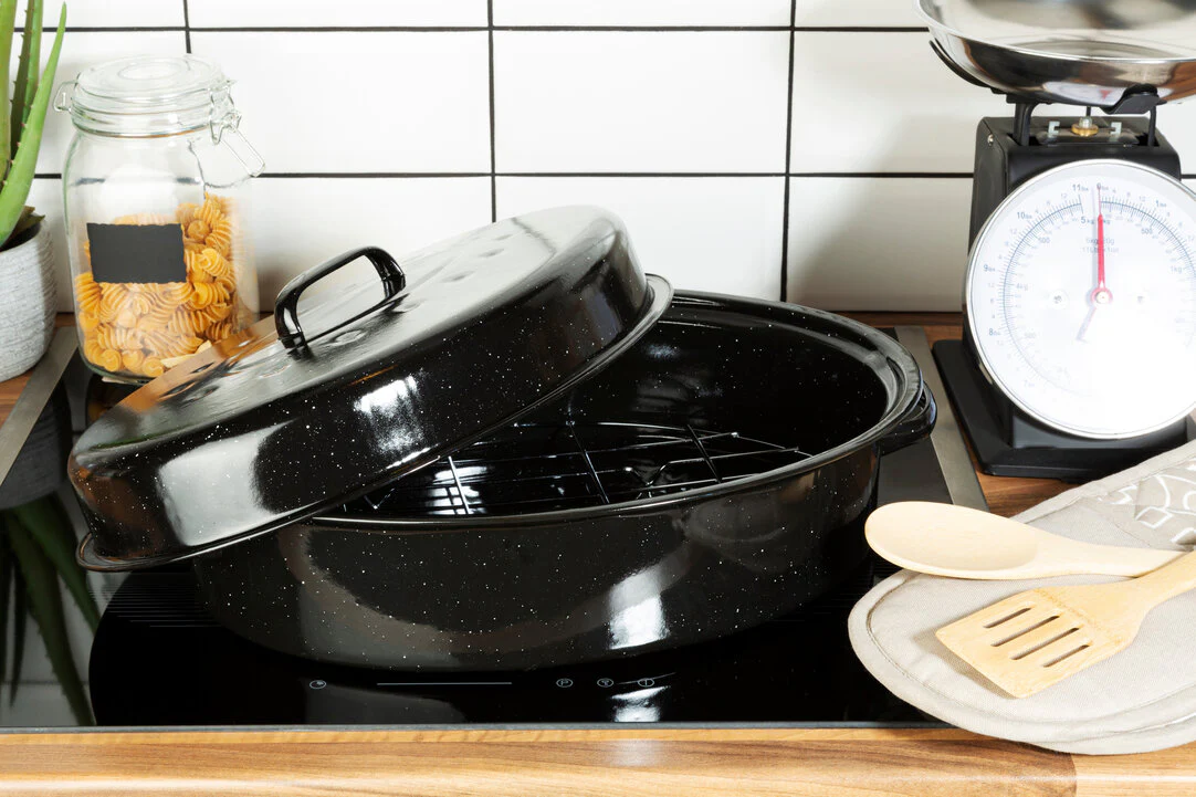 Carvara 42cm Black Enamel Large Casserole Dish - Image 2