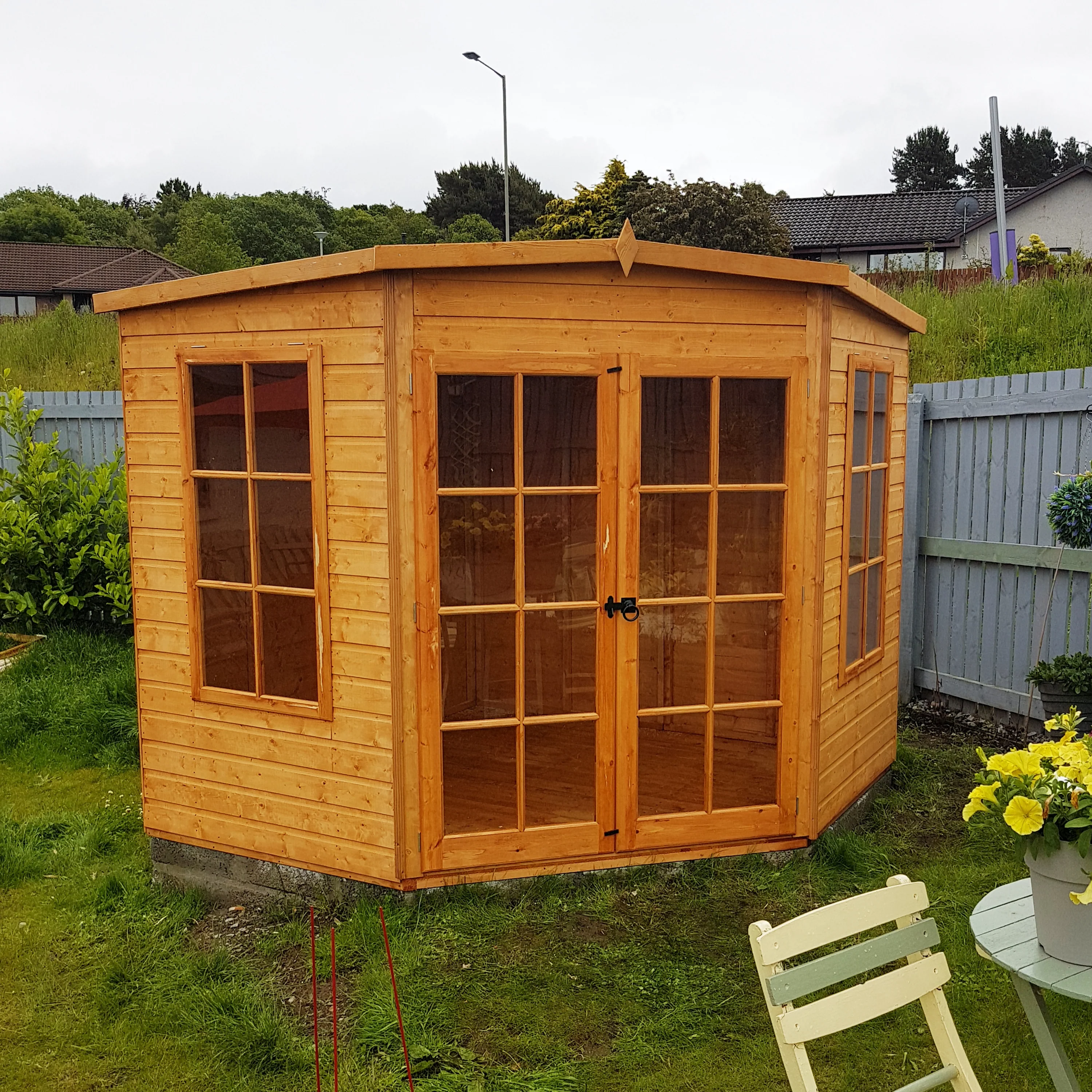 Hampton Corner Summerhouse - Image 9