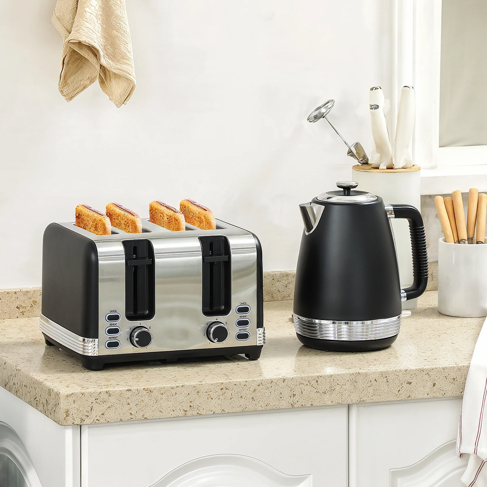 HOMCOM 1.7L 3000W Quick Boil Kettle And 4 Slice Toaster Set Crumb Tray Black - Image 2