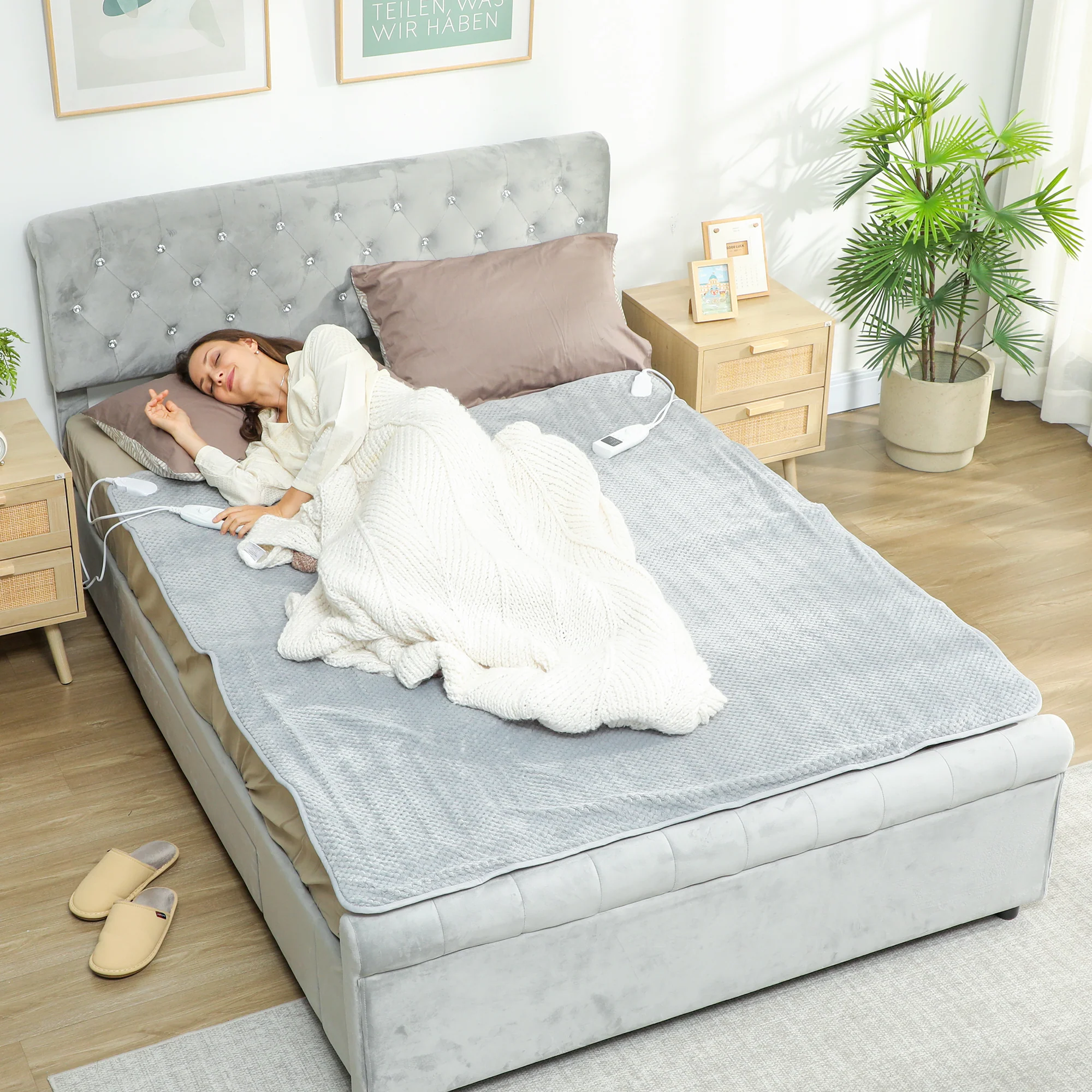 HOMCOM Heated Throw With Ultra Soft Velvet, Electric Blanket, Grey - Image 2