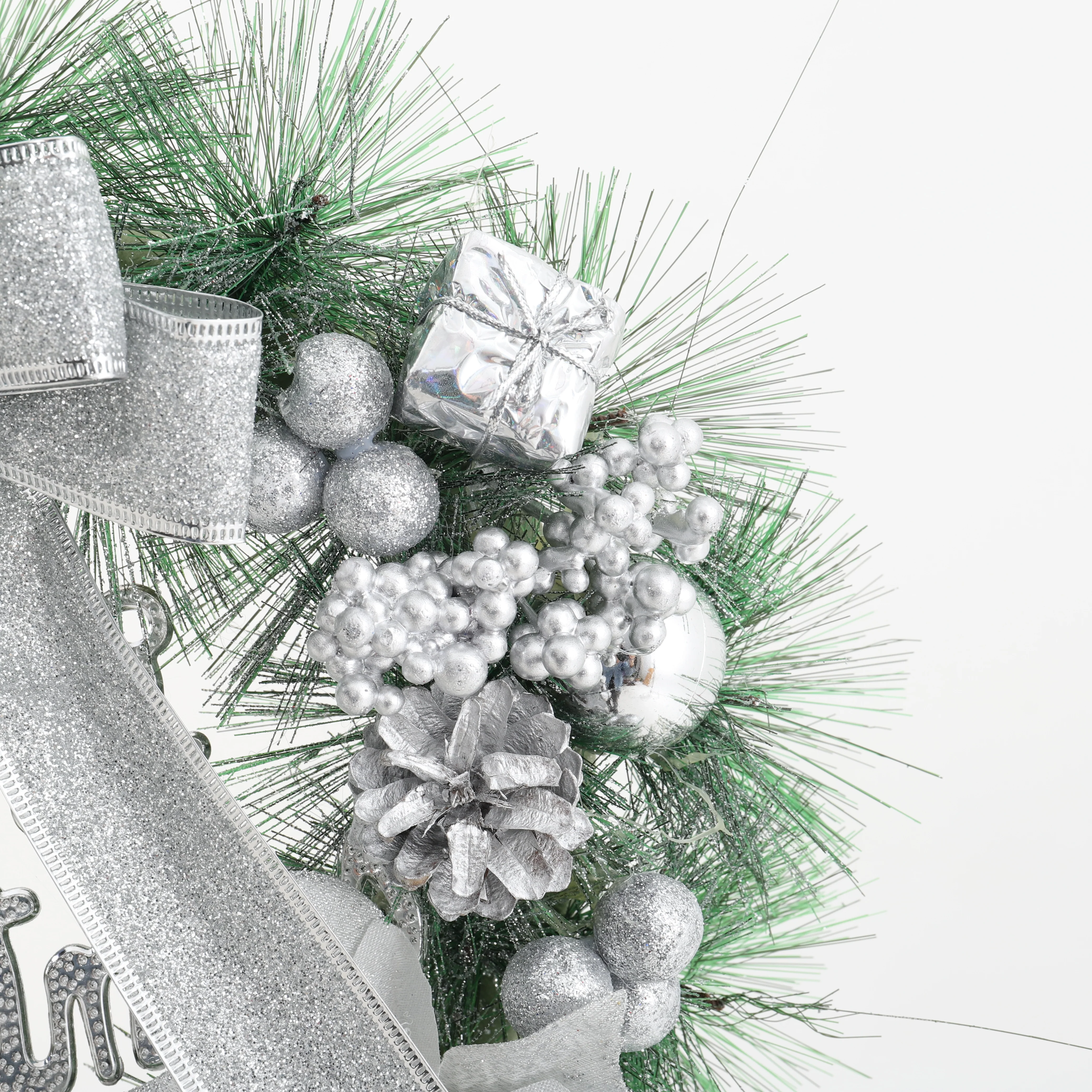 Lifeideas Elegant Christmas Wreath With Mixed Decor - Image 5