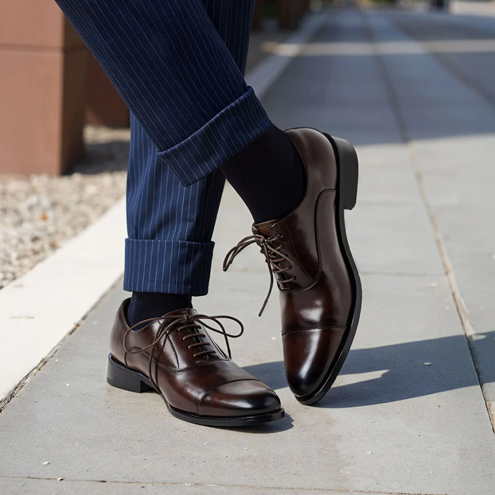 Low-Top Lace-Up Leather Dress Shoes With Pointed Toe - Brown - Image 2