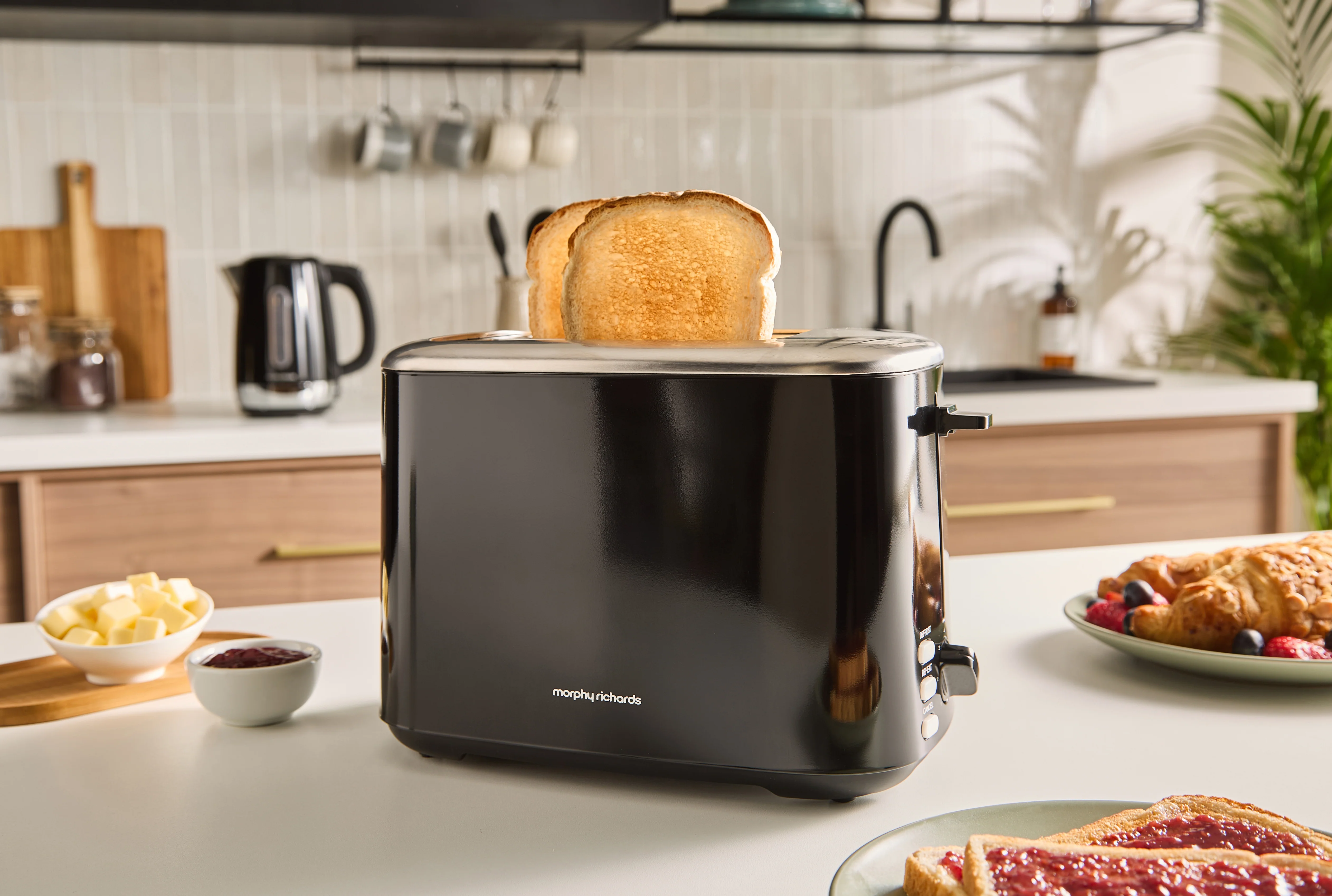 Morphy Richards Equip Morphy Black Kettle And Toaster Set - Image 14