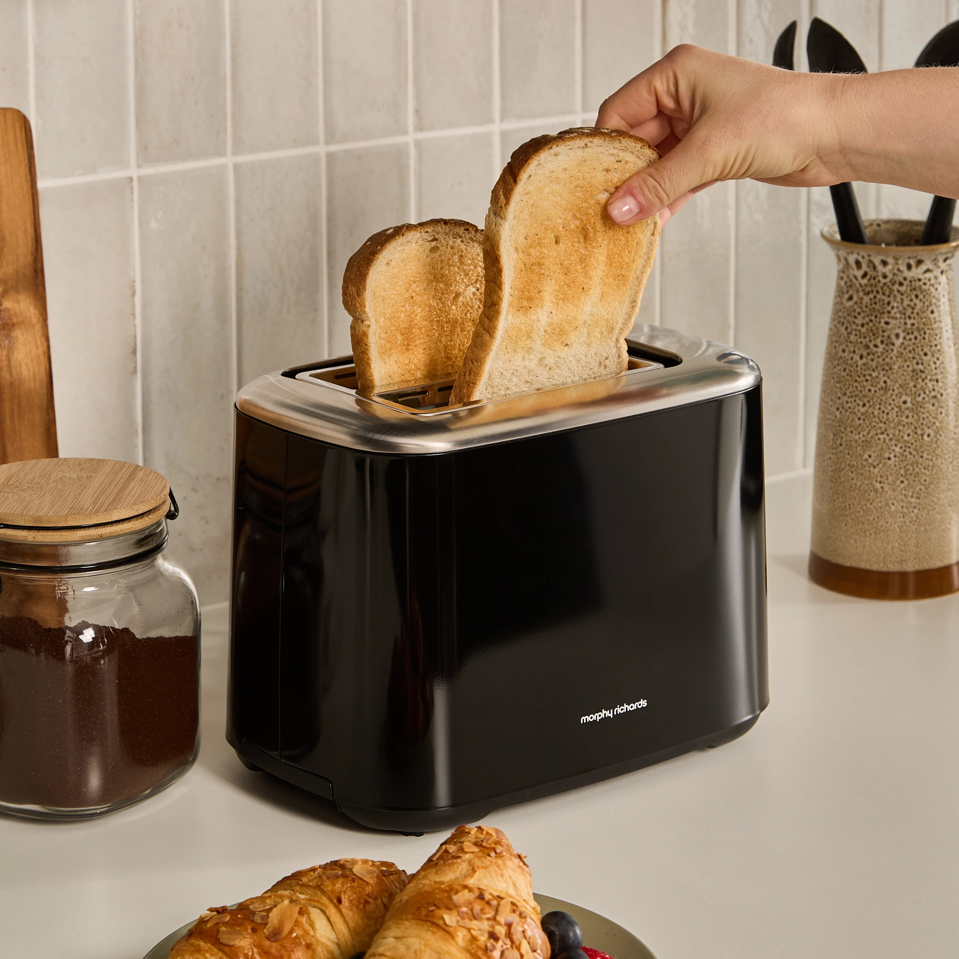 Morphy Richards Equip Morphy Black Kettle And Toaster Set - Image 4