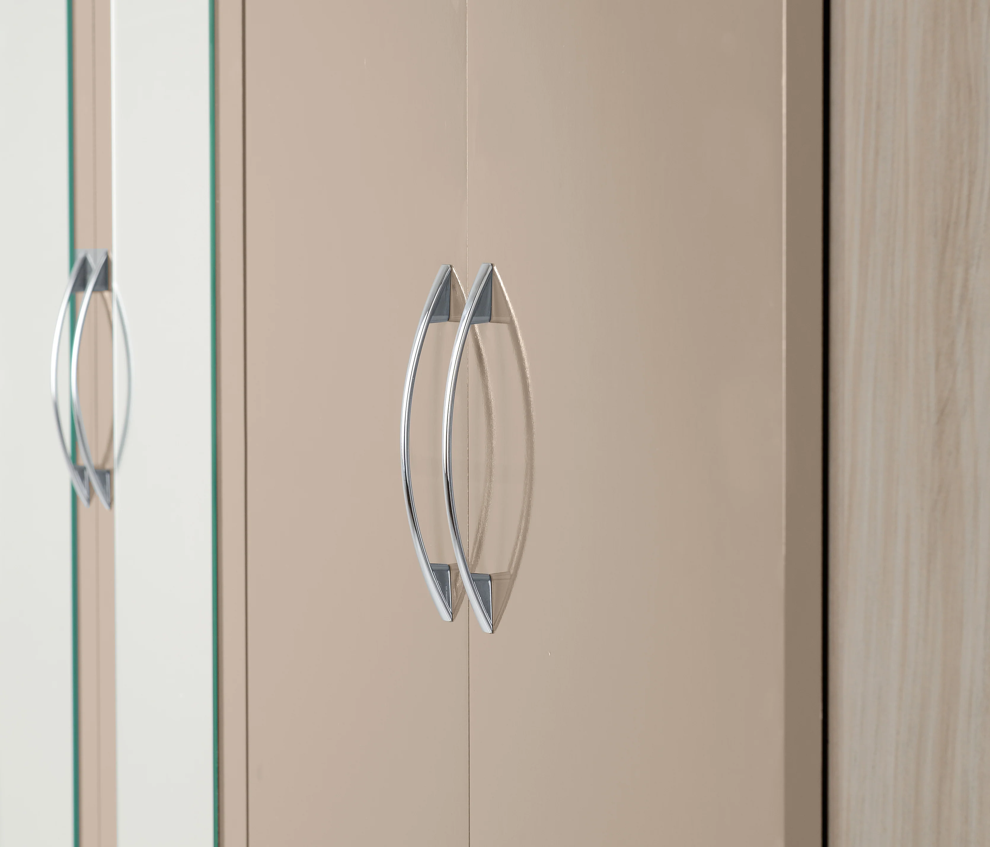 NEVADA 6 DOOR 2 DRAWER WARDROBE - OYSTER GLOSS/LIGHT OAK EFFECT VENEER - Image 5