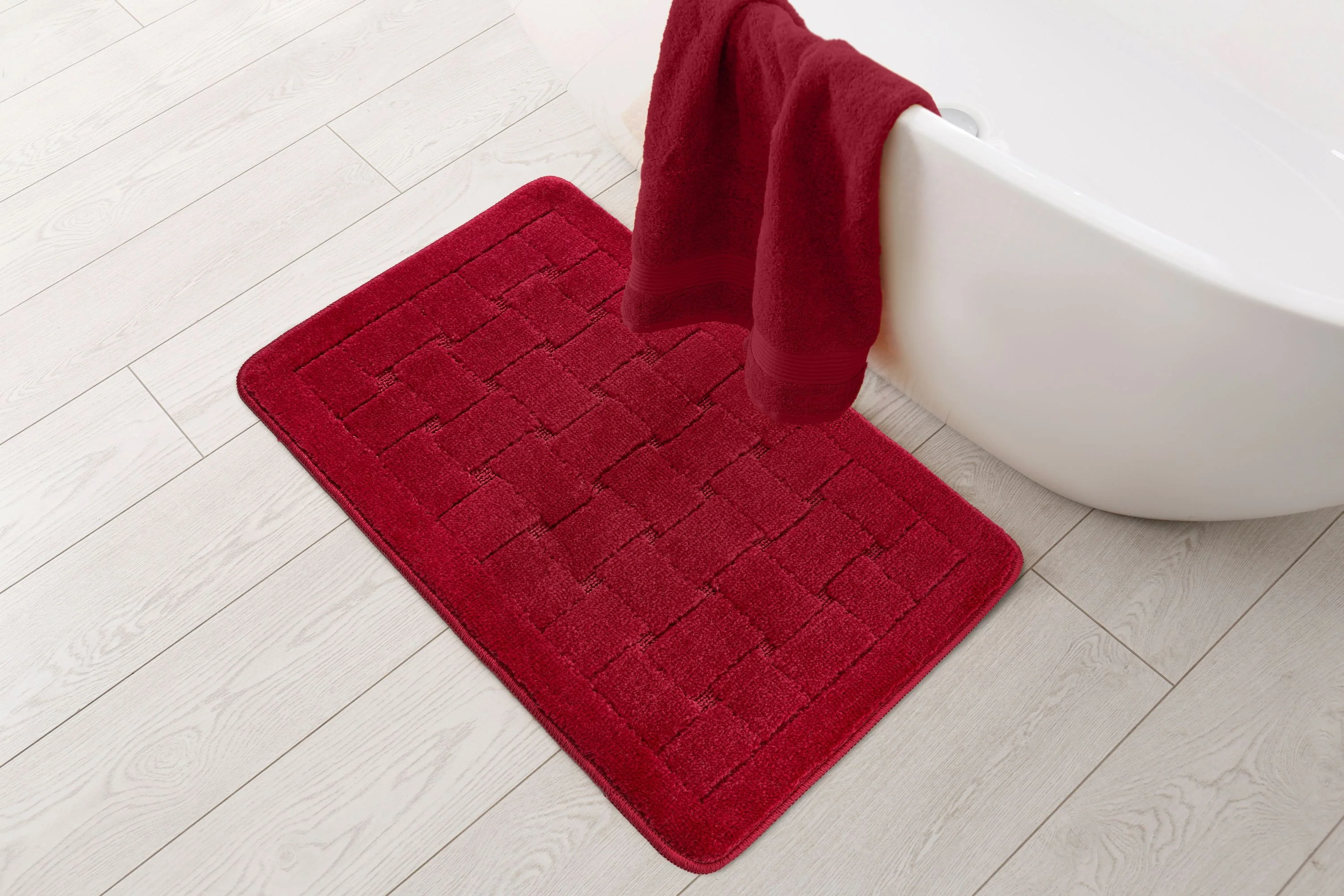 Orkney - Crosshatch Bath mat in Bordeaux - Image 3