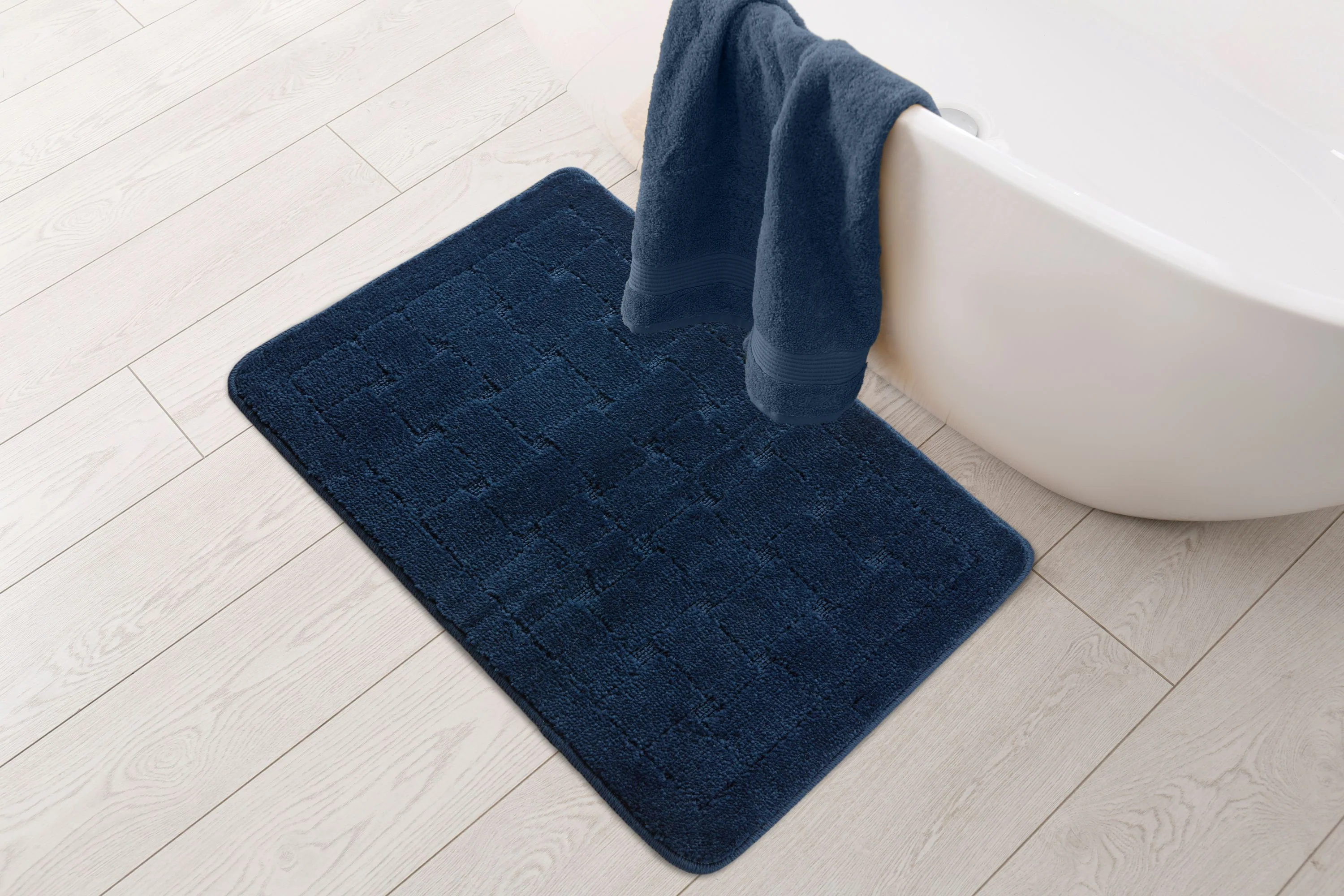 Orkney - Crosshatch Bath mat in Navy - Image 3