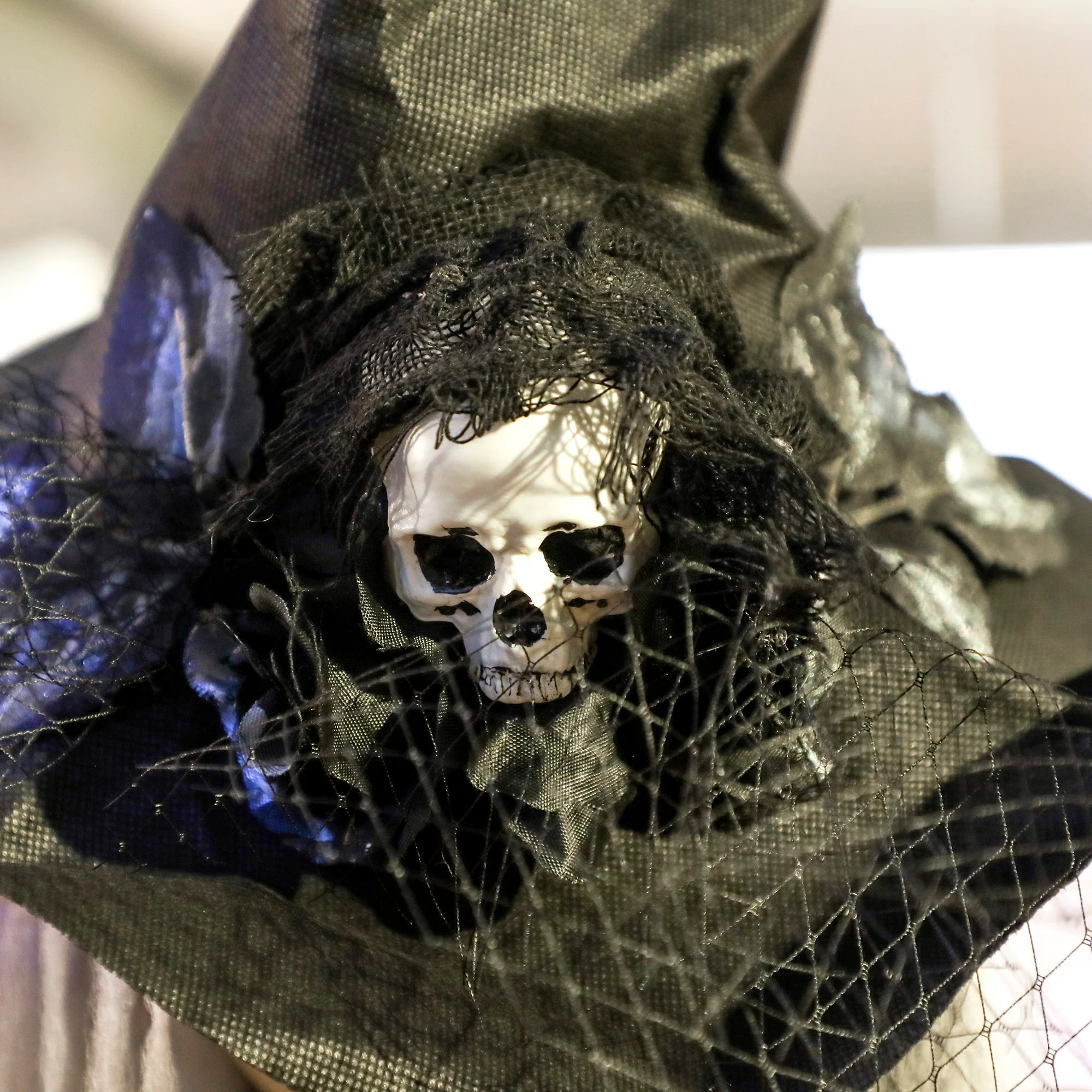 Outsunny Voice Activated Halloween Animatronics Standing Witch, Black - Image 9