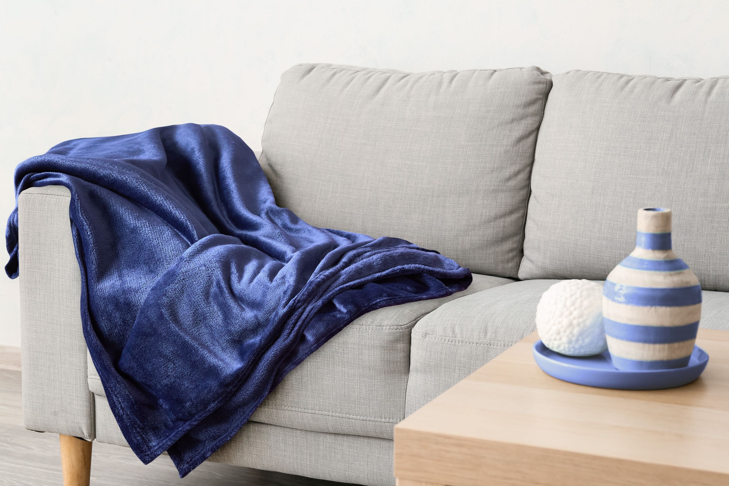 Snug Flannel Fleece Blanket ? Super Soft Throw in Navy - Image 3