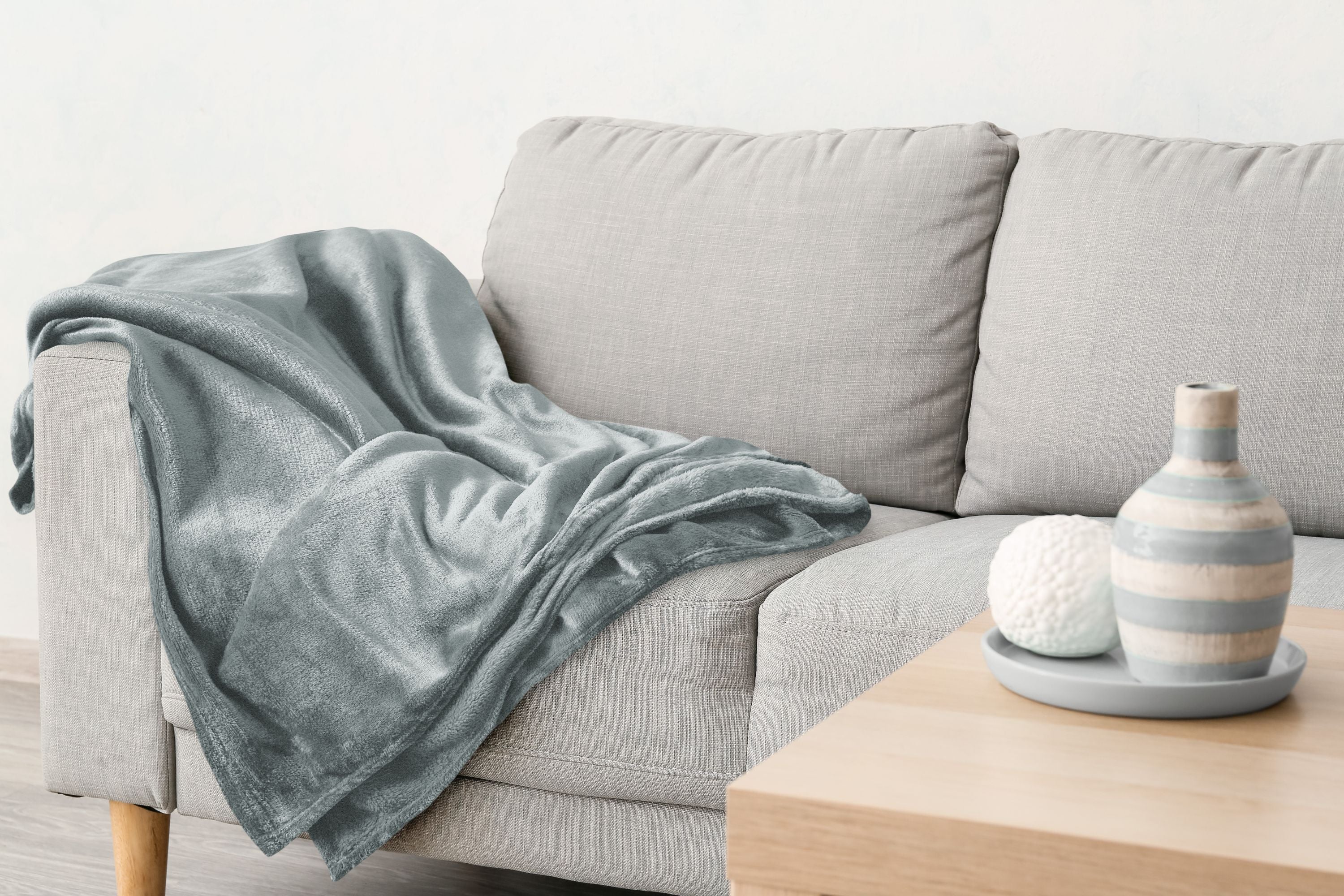 Snug Flannel Fleece Blanket ? Super Soft Throw in Silver - Image 3