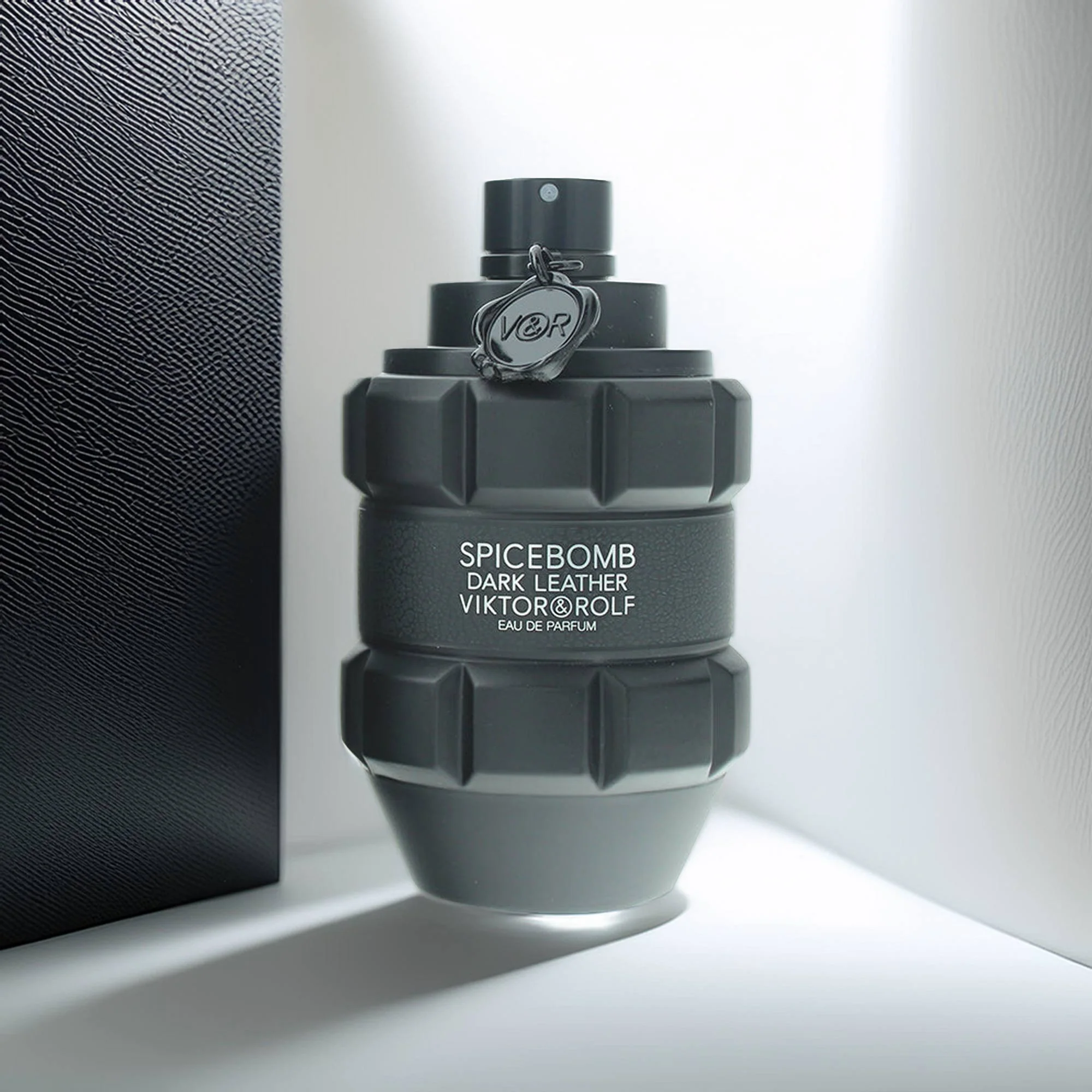 Viktor & Rolf Spicebomb Dark Leather Eau de Parfum 150ml - Image 2